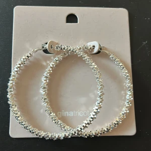 Örhängen från ginatricot - Helt oanvända örhängen. Ordinarie pris 99kr