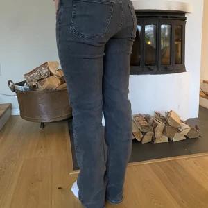 lågmidjade jeans  - Grå bootcut jeans. Använts fåtal gånger!