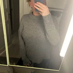 stickad tröja - stickad tröja ifrån lager157, nyskick, storlek M. sista bilden är lånad från lager157, visar färgen och passform bättre.