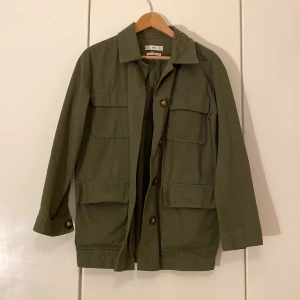 Jacka - Säljer denna mörkgröna, lite tunnare jackan från Mango. Super fint skick! 