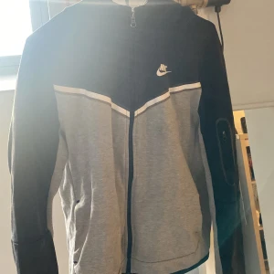 Nike tech fleece  - Hej! Säljer denna techen. Den är för liten för mig. Det är storlek XL i barnstolen. Den är i hyfsat skick men den är lite smått solblekt.