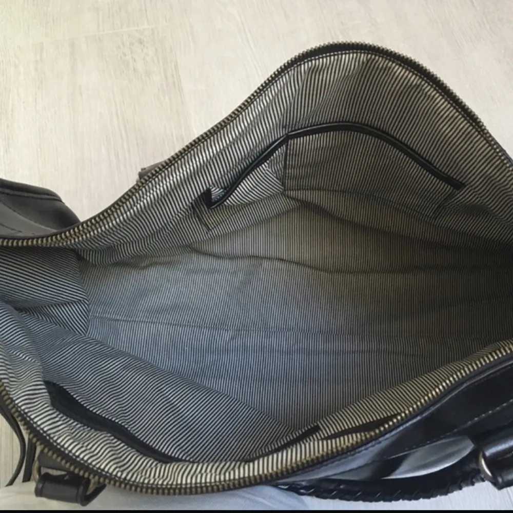 Säljer min stora balenciaga inspereradr väska! Det är en stor väska som man kan använda som packning bag eller handbagage om man vill det. Måtten är:  Längd: 48cm Höjd: 30cm  Bredd: 14 cm 🖤. Väskor.