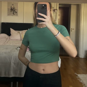 grön babytee - babytee från weekday, otroligt skön!! stl m men skulle passa s💚