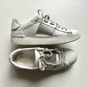 Valentino sneakers  - Säljer mina silvriga valentino sneakers. De har använts och har därav vissa defekter men i helhet ser de väldigt bra ut! Nypris är ungefär 8000 kr 🤍