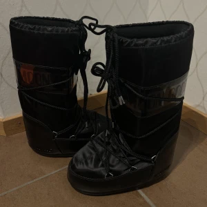 Moonboots  - Säljer mina Moonbots i storlek 35/38 som enbart har använts 1 gång vid ett kort tillfälle. Skriv för fler bilder🫶🏽