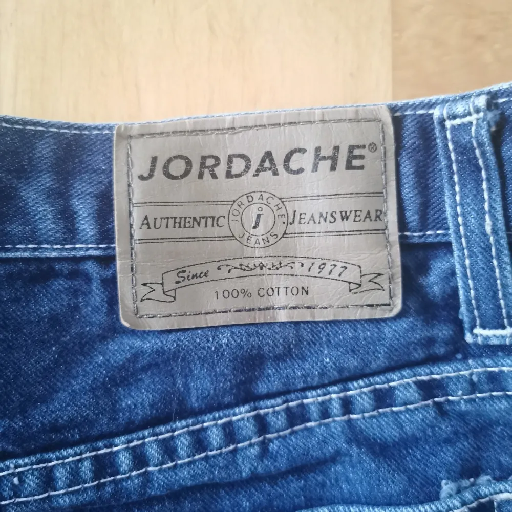 Söta low waist jeansshorts köpta på secondhand, märket är Jordache. Bara att skicka meddelande om du undrar något :) 🌸. Shorts.
