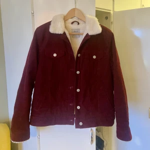 Röd jacka - Röd jacka i manchestertyg med varm insida! Köpt begangnad, inte använd, säljer pga storlek. Perfekt till vinter! ❄️ Skicket är i nyskick, inga synliga tecken på användning! 