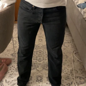 Svart Jeans  - Svarta Levis 501 Jeans. Storlek 31/30. Jeansen är i bra skick då de inte har kommit till användning. Nypris: 1100 kronor Priset går att diskutera 