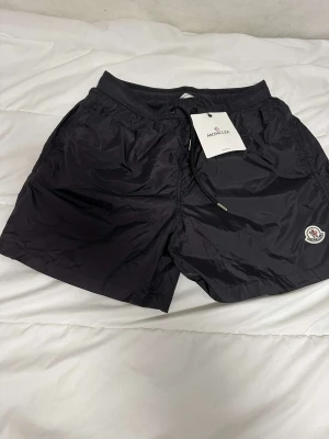 Moncler badshorts  - Storlek L/M