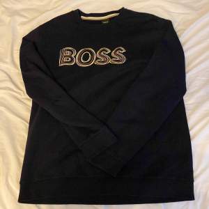 Säljer min boss tröja som jag knappt använt i storlek XL men passar som L 