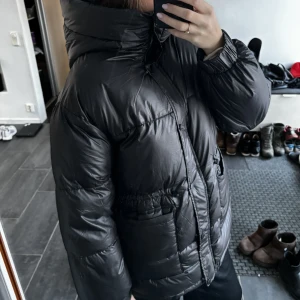 Dunjacka oversized med luva - Säljer min vinterjacka från berskha som är köpt på ASOS. Aldrig använd så den är nyskick 💋 går att spänna i midjan, väldig varm och puffig! Sitter som s-m