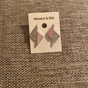 Örhängen  - Örhängen från Winston & elle. Helt nya och har inte ens testats. Sälja pga att de ej kommer till användning. Kontakta för att pruta 