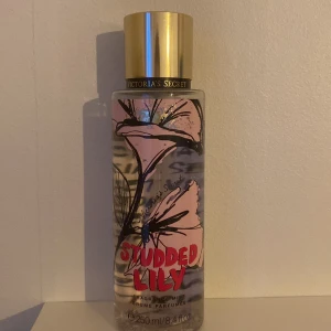 Victoria secret body mist - Studded Lily vs body mist, inte använd speciellt mycket 🩷