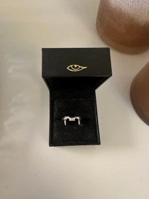 Maria Nilsdotter ring  - Bestämt att sälja av mina favoritringar, nypriset ligger på 1750kr och den är i nyskick. 