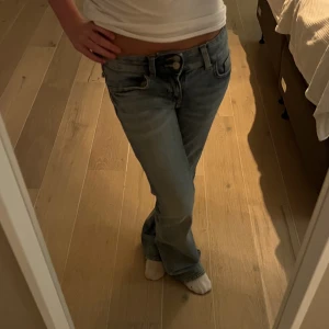 Lågmidjade bootcut jeans!😍 - As snygga jeans från hm! Älskar dessa men använder dem nästan aldrig🥲skriv om ni har några frågor!💞