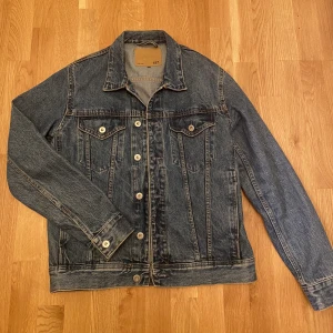 Jeansjacka  - Herr jeansjacka från Lager157. Använd fåtal gånger, standard fit. Ordinarie pris: 400kr