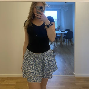 Blommig volang kjol - Blommig volang kjol från shein. Ville testa ny stil men gillade inte det riktigt.  Endast testad Frakt tillkommer 