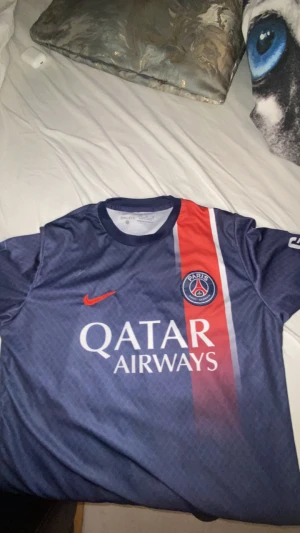 Psg t shirt  - Jag säljer den här tröjan för att den är för stor för mig 