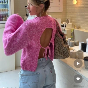 Tröja - Säljer denna jättefina stickade tröjan från nakd. Knappt använd så den är i väldigt gott skick.  Jag köpte den för 449 kr men säljer för 250 kr 🥰 