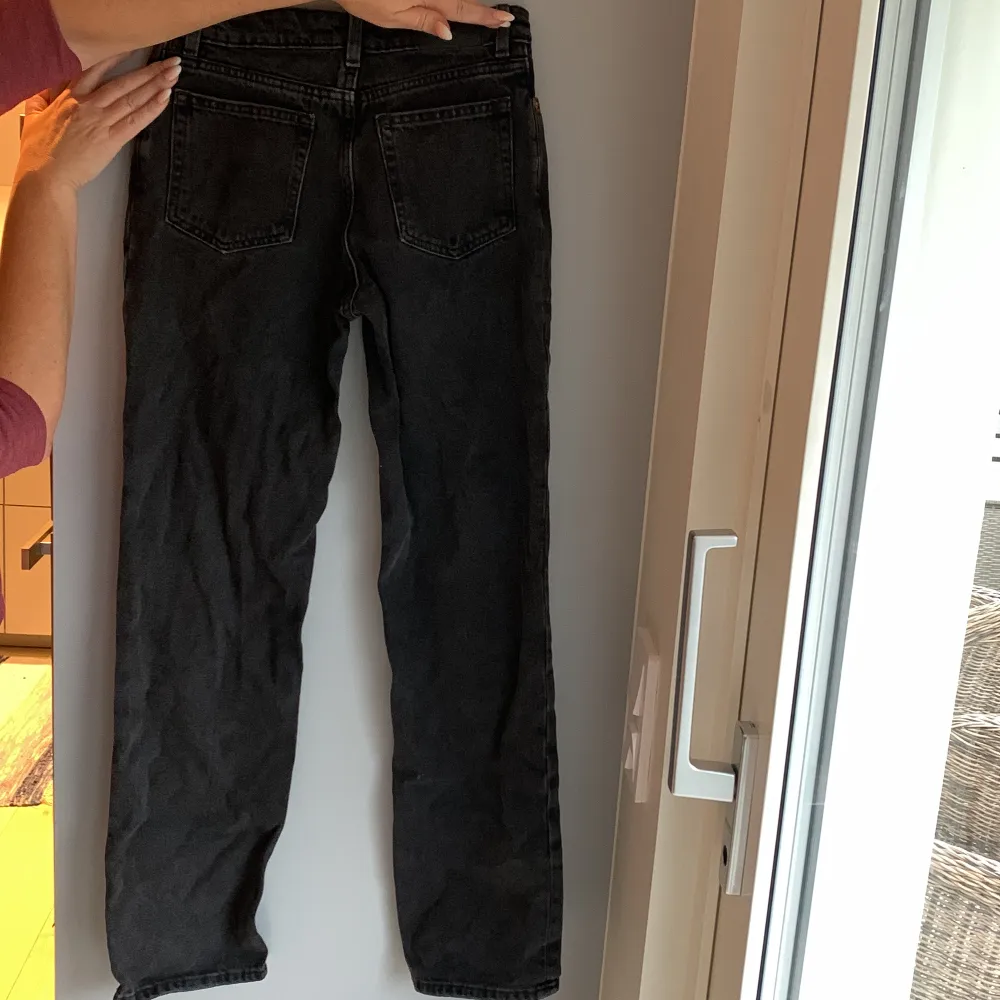 Mid Rise jeans, straight leg, svarta från monki i storlek 36. Jeans & Byxor.