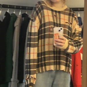 Stickad tröja - Mysig stickad tröja som liknar burberry en aning, klippt i för att få en mer sliten look! Bekväm