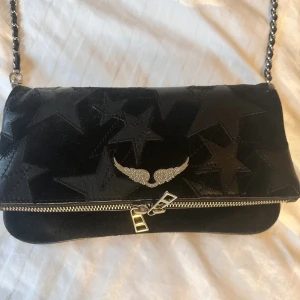 Svart Zadig väska - Svart zadigväska med stjärnor på⭐️superbra skick och nästan aldrig använd!!! Två kedjor ingår❤️väskan va limited edition och nypris var 4000kr, säljer för 2000kr❤️