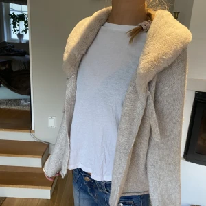 Kofta - Kofta med pälskrage som går att ta av! Jättebra skick.