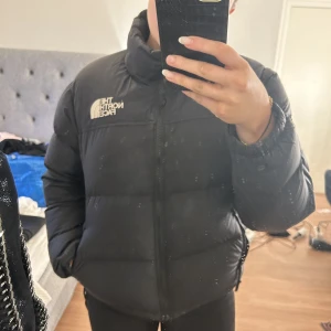 the North face jacka  - Hej säljer nu denna underbara jackan. Köptes för 3300kr. Priset går att diskuteras❤️