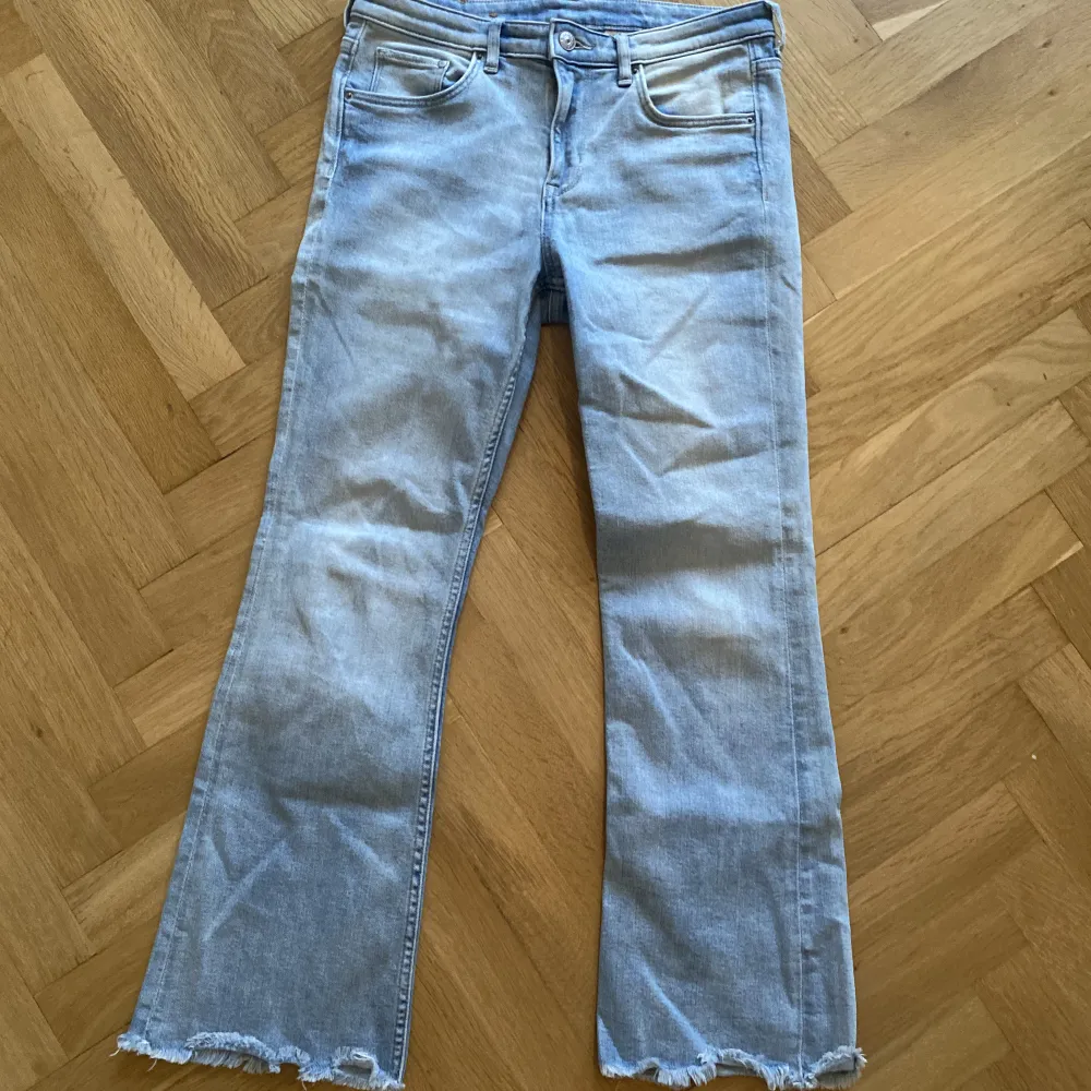 Super fina ljusblå lowwaisted bootcuts från H&M, med snygga fransar längst ner💖De är förkorta för mig som är 170cm lång så borde passa någon som är mellan 160-165 perfekt! Pris kan diskuteras vid snabb affär, skriv vid frågor eller fler bilder🫶💕. Jeans & Byxor.