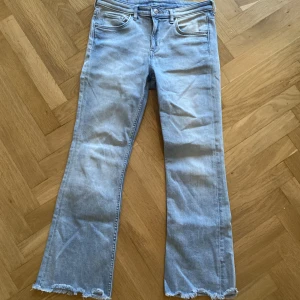 Bootcut jeans - Super fina ljusblå lowwaisted bootcuts från H&M, med snygga fransar längst ner💖De är förkorta för mig som är 170cm lång så borde passa någon som är mellan 160-165 perfekt! Pris kan diskuteras vid snabb affär, skriv vid frågor eller fler bilder🫶💕