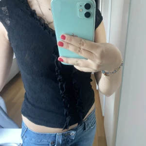 See through Svart topp  - En see through svart topp från sisters med fina mönster. Så fin och är köpt secondhand, väldigt unik och går att använda vid flera olika tillfällen. Knappt använd och strl S och passar mig som normalt sett har xs-s🥰🤩