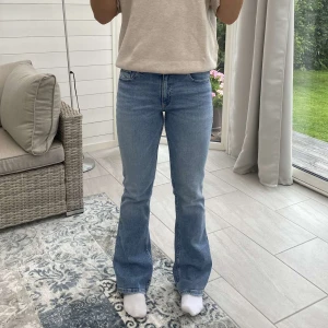 Lågmidjade bootcut jeans  - Säljer dessa lågmidjade bootcut jeans från Gina Tricot😊