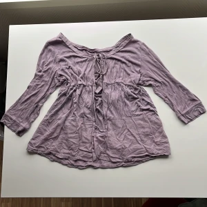 Lila blus kofta - En lavendelfärgad kofta/topp med knyte framtill från KappAhl🪻