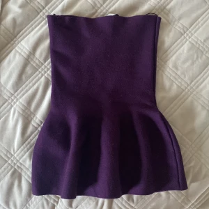 Zara topp - Jättefin mörk lila topp från Zara som är slutsåld! (Tjockt material, liten i storleken)