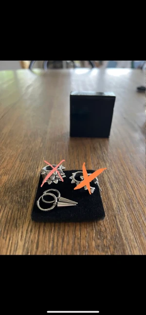 Edblad smycken - Säljer mina fina Edblad smycken. Allt är i nyskick. Nypris för örhängena är 400kr per par och även ringen kostar 400kr ny. Vid köp av 3 bjuder jag på frakten. Mitt pris 250kr per uppsättning.