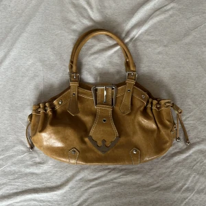 Snygg väska - Jätte snygg väska som jag inte får användning för💕 pris går att diskuteras!