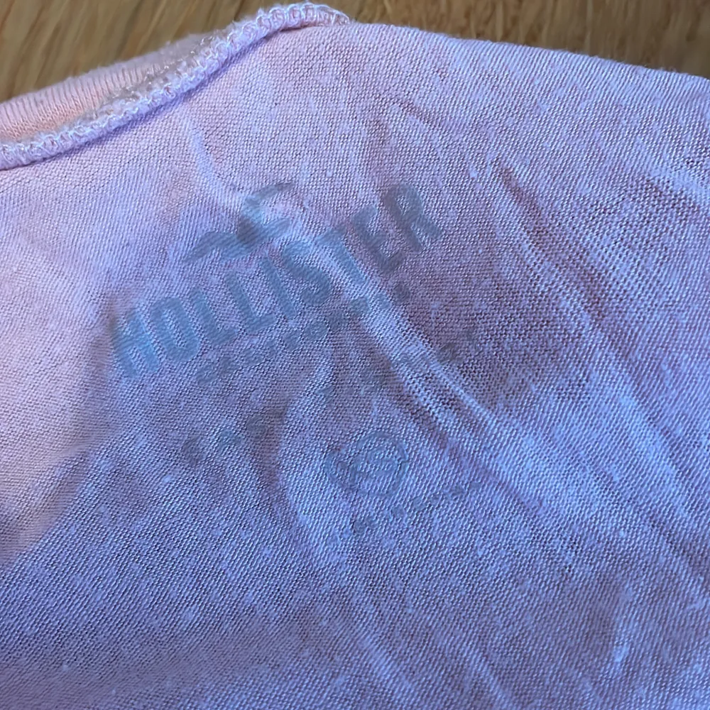 Säljer min söta hollister t-shirt pgr av att jag inte är så förtjust i den längre❤️Den har använts 5-10 gånger men är tvättad och fortfarande i bra skick. Lite skrynklig men stryks vid önskemål innan den levereras🫶🏻Priset kan diskuteras❤️. T-shirts.