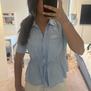 Ljusblå blus - Jätte söt ljusblå blus i bra skick.
