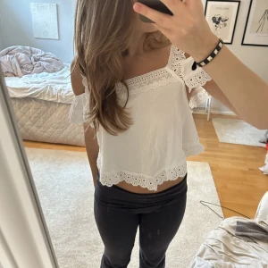 Topp - Supersöt topp i nyskick, den är aldrig använd så prislappen sitter kvar, Nypris 229 kr 🤍