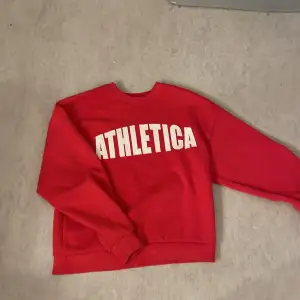  fin röd sweatshirt från Gina tricot i storlek S inga tecken på användning /köparen står för frakt