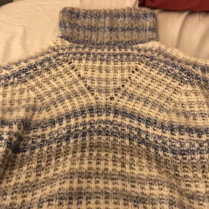 Stickad tröja  - En fin stickad tröja, inte använd många gånger och fin fint skick. En mysig och varm tröja till vintern med lång hals.