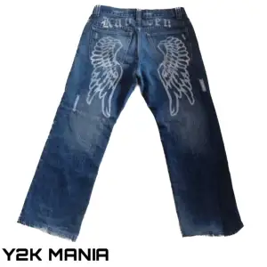 y2k jeans med tryck, midjemått 39, innerbenslängd 99, benöppning 23cm