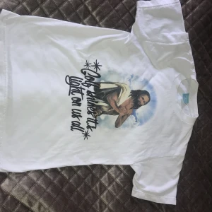 Golf Wang, TYLER THE CREATOR - Golf wang-white tee. Från - Tyler The Creator merch. GOLF WANG.  ”Glof shines it’s light on us all”- white tee. Inget fel med tröjan, bra kvalite. Köpt från golf wang då, WINTER SEASON 2019. För männ men kommer säkert funka som unisex, .S.