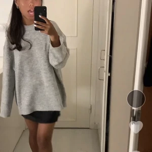 stickad tröja - Basic trendig stickad grå tröja från lager 157! i storlek m, hör av dig för fler frågor o använder endast ”köp nu” funktionen❤️