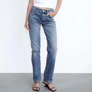 Zaras straight jeans, köpta slutet på 2021 men kom inte till så mycket användning då de var för stora för mig så bara legat i garderoben. Storlek 38. Nypris 359kr💞