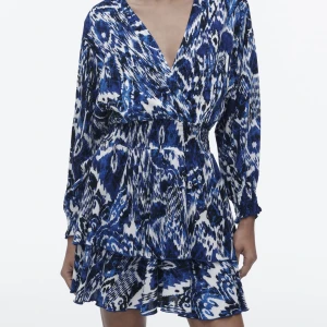 Zara klänning  - Superfin klänning ifrån Zara dom jag använt två gånger. Storlek XS och slutsåld på Zaras hemsida! Nypris 399kr