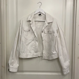 Vit jeansjacka  - Säljer denna super snygga jeansjackan då den ej används längre. Den är lite cropped och sitter väldigt fint. 