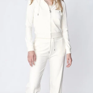 Juicy couture set - I princip helt nytt juicy couture sett, endast haft på mig en gång och säljer nu då garderoben behöver rensas. Strl S på byxa & tröja, har diamant text på baksida rygg & rumpa.