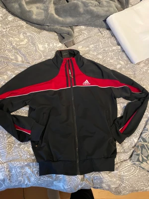 Adidas hoodie  - Adidas polo kofta, använd få gånger och riktigt snygg! 