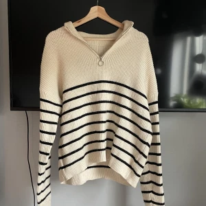 Tjocktröja  - Skitskön stickad tjocktröja i storlek L! Använd få gånger :)